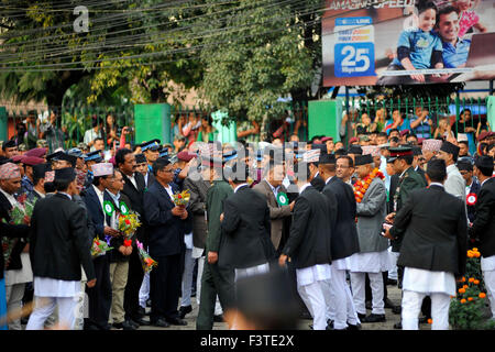 Kathmandu, Nepal. 12. Oktober 2015. Präsident von Nepal, Ram Baran Yadav (c), Teilnahme an der Feier des Bhoto Jatra Festival am Jawalakhel. Hinduistischen und buddhistischen feiern Newar Gemeinschaft den Machhindranath Wagen ziehen fair, bekannt als die längste fair im Kathmandu-Tal. Die Regierung hatte Feiertag am 12. Oktober, für die Machchhindranath Bhoto Jatra dieses Jahres angekündigt. Bildnachweis: Narayan Maharjan/Pacific Press/Alamy Live-Nachrichten Stockfoto