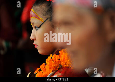 Kathmandu, Nepal. 12. Oktober 2015. Lebende Göttin Patan, Unikia Bajracharya, besucht am Bhoto Jatra Festivals am Jawalakhel. Hinduistischen und buddhistischen feiern Newar Gemeinschaft den Machhindranath Wagen ziehen fair, bekannt als die längste fair im Kathmandu-Tal. Die Regierung hatte Feiertag am 12. Oktober, für die Machchhindranath Bhoto Jatra dieses Jahres angekündigt. Bildnachweis: Narayan Maharjan/Pacific Press/Alamy Live-Nachrichten Stockfoto