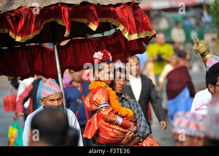 Kathmandu, Nepal. 12. Oktober 2015. Lebende Göttin Patan, Unikia Bajracharya, besucht am Bhoto Jatra Festivals am Jawalakhel. Hinduistischen und buddhistischen feiern Newar Gemeinschaft den Machhindranath Wagen ziehen fair, bekannt als die längste fair im Kathmandu-Tal. Die Regierung hatte Feiertag am 12. Oktober, für die Machchhindranath Bhoto Jatra dieses Jahres angekündigt. Bildnachweis: Narayan Maharjan/Pacific Press/Alamy Live-Nachrichten Stockfoto