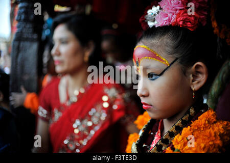 Kathmandu, Nepal. 12. Oktober 2015. Lebende Göttin Patan, Unikia Bajracharya, besucht am Bhoto Jatra Festivals am Jawalakhel. Hinduistischen und buddhistischen feiern Newar Gemeinschaft den Machhindranath Wagen ziehen fair, bekannt als die längste fair im Kathmandu-Tal. Die Regierung hatte Feiertag am 12. Oktober, für die Machchhindranath Bhoto Jatra dieses Jahres angekündigt. Bildnachweis: Narayan Maharjan/Pacific Press/Alamy Live-Nachrichten Stockfoto