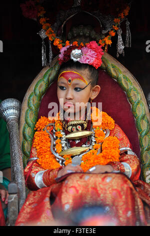 Kathmandu, Nepal. 12. Oktober 2015. Lebende Göttin Patan, Unikia Bajracharya, besucht am Bhoto Jatra Festivals am Jawalakhel. Hinduistischen und buddhistischen feiern Newar Gemeinschaft den Machhindranath Wagen ziehen fair, bekannt als die längste fair im Kathmandu-Tal. Die Regierung hatte Feiertag am 12. Oktober, für die Machchhindranath Bhoto Jatra dieses Jahres angekündigt. Bildnachweis: Narayan Maharjan/Pacific Press/Alamy Live-Nachrichten Stockfoto