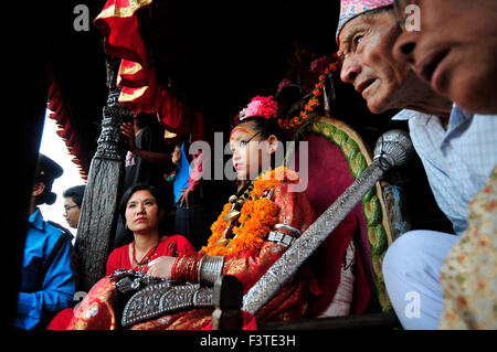 Kathmandu, Nepal. 12. Oktober 2015. Lebende Göttin Patan, Unikia Bajracharya, besucht am Bhoto Jatra Festivals am Jawalakhel. Hinduistischen und buddhistischen feiern Newar Gemeinschaft den Machhindranath Wagen ziehen fair, bekannt als die längste fair im Kathmandu-Tal. Die Regierung hatte Feiertag am 12. Oktober, für die Machchhindranath Bhoto Jatra dieses Jahres angekündigt. Bildnachweis: Narayan Maharjan/Pacific Press/Alamy Live-Nachrichten Stockfoto