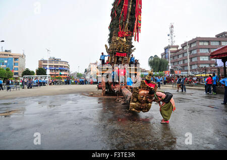 Kathmandu, Nepal. 12. Oktober 2015. Anhänger bietet Respekt gegenüber Chariot von Rato Macchendranath während Bhoto Jatra Festivals bei Jawalakhel. Hinduistischen und buddhistischen feiern Newar Gemeinschaft den Machhindranath Wagen ziehen fair, bekannt als die längste fair im Kathmandu-Tal. Die Regierung hatte Feiertag am 12. Oktober, für die Machchhindranath Bhoto Jatra dieses Jahres angekündigt. Bildnachweis: Narayan Maharjan/Pacific Press/Alamy Live-Nachrichten Stockfoto