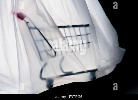 Supermarkt-Plastiktüte mit Trolley Warenkorb Silhouette Stockfoto