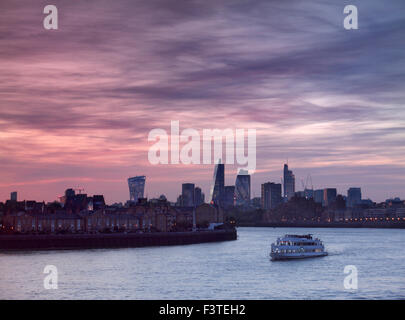 London Financial City Centre London gesehen von Canary Wharf mit Flusskreuzfahrt Boot im Vordergrund bei Sonnenuntergang London EC 1 Stockfoto