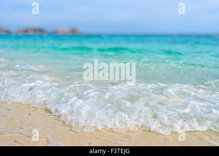Tilt-Shift weiche Unschärfe Effekt schönen Natur für Hintergrund, blaues Meer, Sand und weiße Wellen am Strand im Sommer Stockfoto