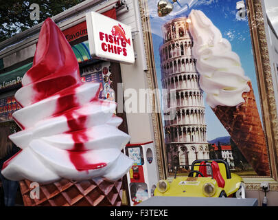 Kontrastierende Point of Sales Darstellungsstile auf Kitsch, touristische Shop anzeigen Fish & Chips mit Eistüten Display und der Schiefe Turm von Pisa Stockfoto