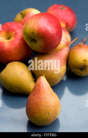 Äpfel und Birnen auf a blaue Tabelle. Stockfoto