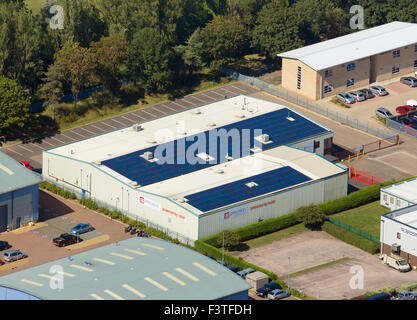 Photovoltaik-Solarzellen am Fabrikdach Stockfoto