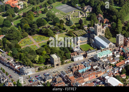 Luftaufnahme von Bury St Edmunds zeigt den Klostergarten Stockfoto