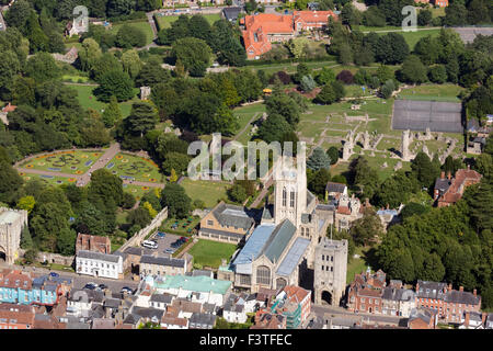 Luftaufnahme von Bury St Edmunds zeigt den Klostergarten Stockfoto