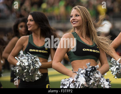 Doppelte Überstunden. 10. Oktober 2015. Oregon-Cheerleader während der NCAA Football-Spiel zwischen die Washington State Cougars und Oregon Ducks im Autzen Stadium in Eugene, Oregon. Die Cougars besiegte die Enten 45 38 in doppelte Überstunden. Joseph Weiser/CSM/Alamy Live-Nachrichten Stockfoto