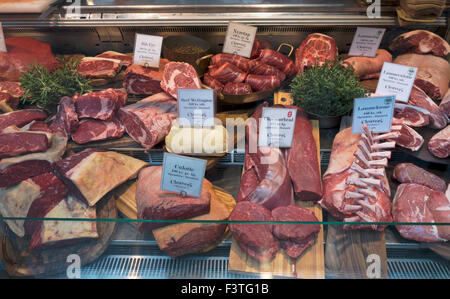 Fleisch in die kalte Schalter am Spalter der Fleischmarkt in Torvehallerne, der überdachte Lebensmittelmarkt am Israels Plads in Kopenhagen Stockfoto