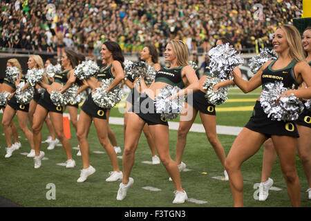 Doppelte Überstunden. 10. Oktober 2015. Oregon-Cheerleader während der NCAA Football-Spiel zwischen die Washington State Cougars und Oregon Ducks im Autzen Stadium in Eugene, Oregon. Die Cougars besiegte die Enten 45 38 in doppelte Überstunden. Joseph Weiser/CSM/Alamy Live-Nachrichten Stockfoto