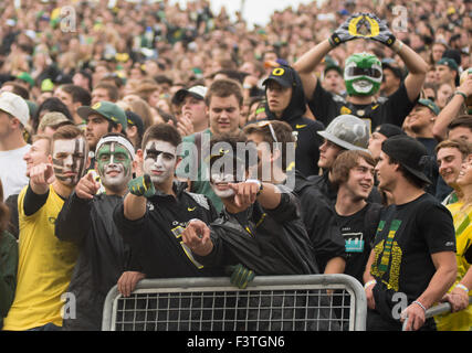 Doppelte Überstunden. 10. Oktober 2015. Oregon-Studenten während der NCAA Football-Spiel zwischen die Washington State Cougars und Oregon Ducks im Autzen Stadium in Eugene, Oregon jubeln. Die Cougars besiegte die Enten 45 38 in doppelte Überstunden. Joseph Weiser/CSM/Alamy Live-Nachrichten Stockfoto