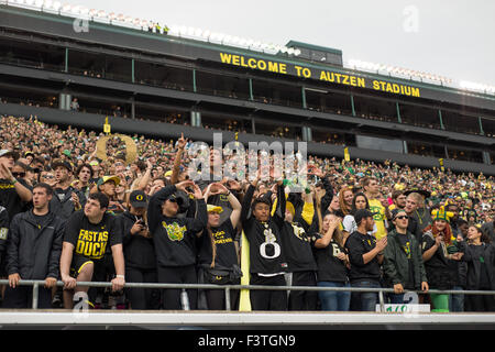 Doppelte Überstunden. 10. Oktober 2015. Oregon-Studenten während der NCAA Football-Spiel zwischen die Washington State Cougars und Oregon Ducks im Autzen Stadium in Eugene, Oregon jubeln. Die Cougars besiegte die Enten 45 38 in doppelte Überstunden. Joseph Weiser/CSM/Alamy Live-Nachrichten Stockfoto