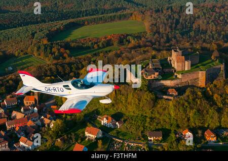 Frankreich, Bas Rhin (67), Lichtenberg, PS-28 Cruiser Flugzeug fliegen über Dorf und Burg Lichtenberg (Luftbild) / / Bas Rhi Stockfoto
