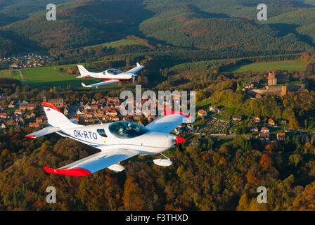 Frankreich, Bas Rhin (67), Lichtenberg, PS-28 Kreuzer und Aerospool Dynamic Flugzeuge fliegen über Dorf und Burg Lichtenberg (a Stockfoto