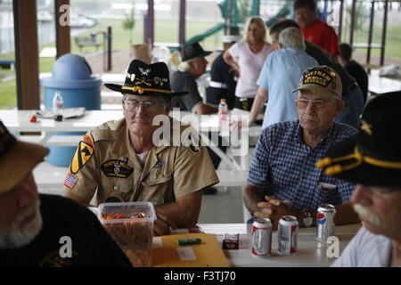 B Co. 1/7. Kavallerie Reunion in Effingham, Illinois. Juli 31-Aug2, 2009.   Bill Smith, links, der 1965 und 1966 diente. James Ertle, die LZ Xray 1965 und später Bon Song in 66 serviert. Stockfoto