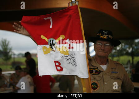 Billy Smith, der hält die B Co, 1/7. Kavallerie Guidon, war ein Ersatz nach dem Kampf und er kämpfte in der Bon Song-Ebene. Smith sagte man mal sein Hemd war in Fetzen zerrissen, von Kugeln, die über ihn während einer Schlacht auf einem Friedhof zu übergeben, die die Kavalleristen festgenagelt zu hinterlassen.   B Co. 1/7. Kavallerie Reunion Bill Smith. B Co. mit B Co. 7. Kavallerie Flagge unterzeichnet meine Col Moore. Stockfoto