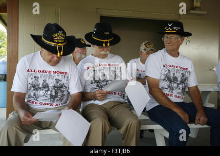 Vietnam-Veteranen von Firma B, 7. Kavallerie, der in der Schlacht von Ia Drang und Schlachten Danach kämpfte, las die Namen ihres Krieges tot während einer Gedenkfeier. Jack Zallen, der in der cutoff Zug während der Schlacht bei LX Xray war, sitzt im Center. Billy Smith, Recht, war ein Ersatz nach dem Kampf und er kämpfte in der Bon Song-Ebene. Smith sagte man mal sein Hemd war in Fetzen zerrissen, von Kugeln, die über ihn während einer Schlacht auf einem Friedhof zu übergeben, die die Kavalleristen festgenagelt zu hinterlassen.   B Co. 1/7. Kavallerie Reunion in Effingham, Illinois. Juli 31-Aug2, 2009. Stockfoto