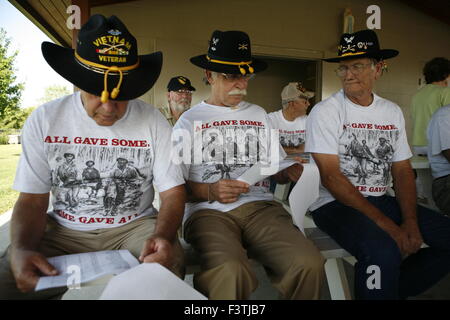 Vietnam-Veteranen von Firma B, 7. Kavallerie, der in der Schlacht von Ia Drang und Schlachten Danach kämpfte, las die Namen ihres Krieges tot während einer Gedenkfeier. Jack Zallen, der in der cutoff Zug während der Schlacht bei LX Xray war, sitzt im Center. Billy Smith, Recht, war ein Ersatz nach dem Kampf und er kämpfte in der Bon Song-Ebene. Smith sagte man mal sein Hemd war in Fetzen zerrissen, von Kugeln, die über ihn während einer Schlacht auf einem Friedhof zu übergeben, die die Kavalleristen festgenagelt zu hinterlassen.   B Co. 1/7. Kavallerie Reunion in Effingham, Illinois. Juli 31-Aug2, 2009. Stockfoto