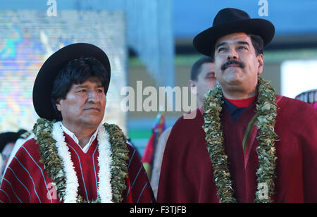 Cochabamba, Bolivien. 12. Oktober 2015. Bild zur Verfügung gestellt von Venezuelas Präsidentschaft zeigt bolivianischen Präsidenten Evo Morales (L) und seinem venezolanischen Amtskollegen Nicolas Maduro (R) Teilnahme in der Abschlussveranstaltung des dreitägigen, 2. Menschen der Welt-Konferenz zum Klimawandel und der Verteidigung des Lebens, in Tiquipaya Stadt, Cepartment in Cochabamba, Bolivien, am 12. Oktober 2015. © Venezuelas Präsidentschaft/Xinhua/Alamy Live-Nachrichten Stockfoto