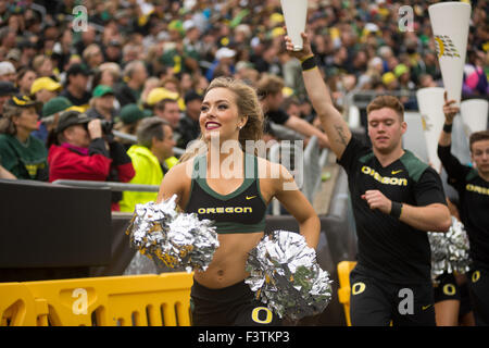 Doppelte Überstunden. 10. Oktober 2015. Oregon-Cheerleader während der NCAA Football-Spiel zwischen die Washington State Cougars und Oregon Ducks im Autzen Stadium in Eugene, Oregon. Die Cougars besiegte die Enten 45 38 in doppelte Überstunden. Joseph Weiser/CSM/Alamy Live-Nachrichten Stockfoto