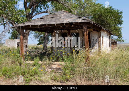 Die verlassene Broyles Tankstelle entlang der Route 66 in Glenrio, New Mexico wurde aus Adobe gebaut... Stockfoto