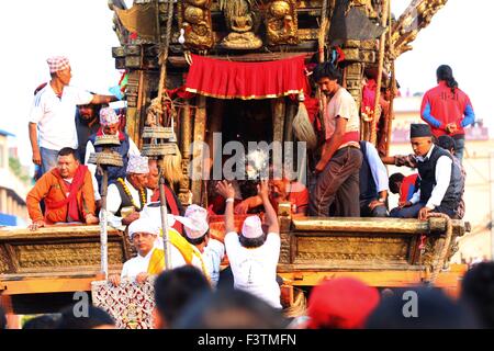 Katmandu, Nepal. 12. Oktober 2015. Anhänger bieten Gebete Rato Machhindranath während Bhoto Jatra Festival in Jawalakhel Lalitpur, Nepal, 12. Oktober 2015. Der Hindu Legende ist Rato Machhindranath ein Hindu-Gott, der aus Assam in Indien von einem Landwirt das Kathmandu-Tal in Nepal gebracht wurde, eine Dürre während der Saison von Reis zu verhindern. Der einmonatigen Festival beginnt mit dem Bau der Wagen in Pulchowk und endet mit dem Bhoto Jatra-Festival in Jawalakhel Patan. Bildnachweis: Xinhua/Alamy Live-Nachrichten Stockfoto