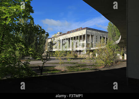 Der Kulturpalast "Energetik", gelegen an der Lenin-Platz in der verlassenen Stadt Pripjat. Sperrzone von Tschernobyl, Ukraine. Stockfoto