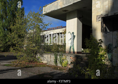 Der Kulturpalast "Energetik", gelegen an der Lenin-Platz in der verlassenen Stadt Pripjat. Sperrzone von Tschernobyl, Ukraine. Stockfoto