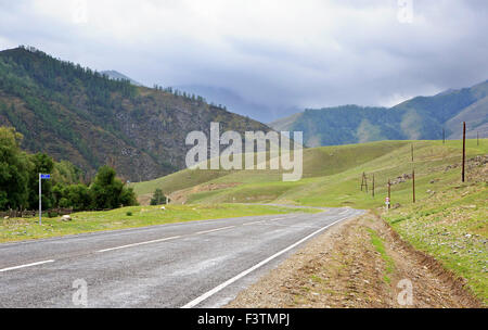 Schöne Chuysky Trakt im Altai-Gebirge. Stockfoto