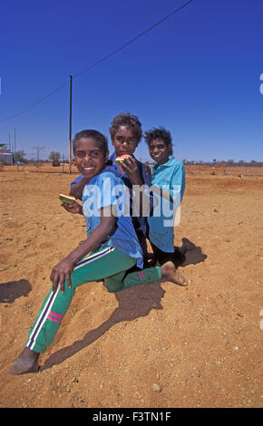 JUNGEN AUS DER ABORIGINE-GEMEINDE YUELAMU, NORTHERN TERRITORY, AUSTRALIEN. Stockfoto