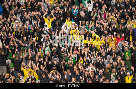 Doppelte Überstunden. 10. Oktober 2015. Oregon-Studenten während der NCAA Football-Spiel zwischen die Washington State Cougars und Oregon Ducks im Autzen Stadium in Eugene, Oregon jubeln. Die Cougars besiegte die Enten 45 38 in doppelte Überstunden. Joseph Weiser/CSM/Alamy Live-Nachrichten Stockfoto