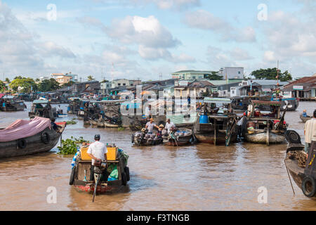 Boote, die Obst am Cai verkauften, befanden sich auf schwimmenden Märkten im Hau River Mekong Delta im Südwesten Vietnams, Asien Stockfoto