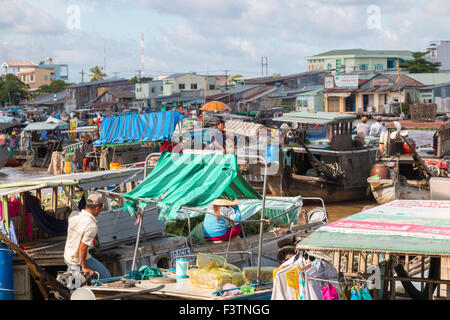 Vietnamesische Boote bei der Cai Rang schwimmende Märkte in der Nähe von Can Tho, Mekong Delta Region, Vietnam, Asien Stockfoto