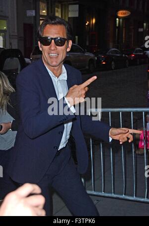 New York, NY, USA. 12. Oktober 2015. Clive Owen im Apple Store, Soho unterwegs für Promi-Schnappschüsse - Mo, New York, NY 12. Oktober 2015. Bildnachweis: Derek Sturm/Everett Collection/Alamy Live-Nachrichten Stockfoto