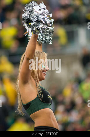 Doppelte Überstunden. 10. Oktober 2015. Oregon-Cheerleader während der NCAA Football-Spiel zwischen die Washington State Cougars und Oregon Ducks im Autzen Stadium in Eugene, Oregon. Die Cougars besiegte die Enten 45 38 in doppelte Überstunden. Joseph Weiser/CSM/Alamy Live-Nachrichten Stockfoto