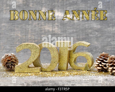 goldenen Figuren 2016 mit Text frohes neues Jahr (Bonne Annee auf Französisch) auf hölzernen Hintergrund Stockfoto