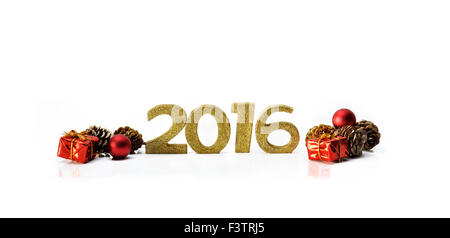 goldenen Figuren 2016 mit Geschenken und Pin Zapfen auf weißem Hintergrund Stockfoto
