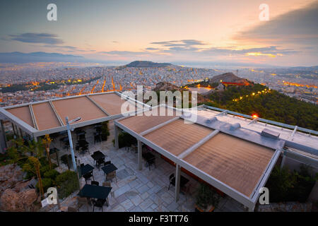 Coffee-Shop auf der Oberseite Lycabettus-Hügel und Ansicht von Athen Stockfoto