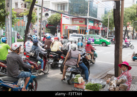 Es gibt mehr als 45 Millionen Roller in Vietnam, hier Straßenszene in Ho Chi Minh ehemals Saigon, Vietnam Stockfoto