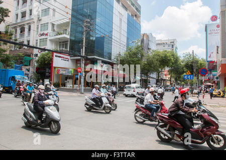 Es gibt mehr als 45 Millionen Roller in Vietnam, hier Straßenszene in Ho Chi Minh ehemals Saigon, Vietnam Stockfoto