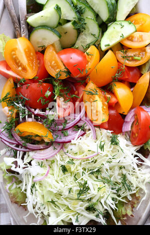 knackigen Salat mit Gurken und Kohl, Ansicht von oben Stockfoto