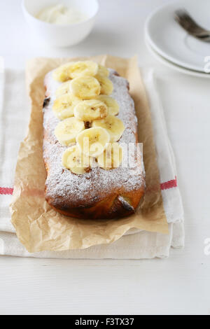 ganze Bananenbrot auf Serviette, Essen Stockfoto