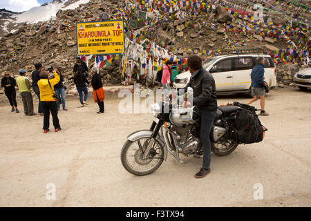 Indien, Jammu & Kashmir, Ladakh, Leh, Khardung La Pass oben, Motorradfahrer beobachten anhalten um zu sehen, Touristen am Gipfel-Schild Stockfoto