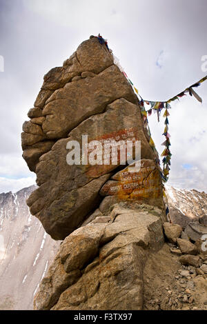 Indien, Jammu & Kashmir, Ladakh, Leh, Khardung La Pass, Straße Sicherheitshinweis auf prekäre Felsen gemalt Stockfoto
