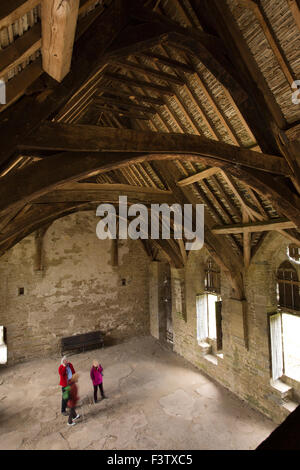 Großbritannien, England, Shropshire, Craven Arms, Stokesay Castle, Besucher im großen Saal betrachten Dach Stockfoto