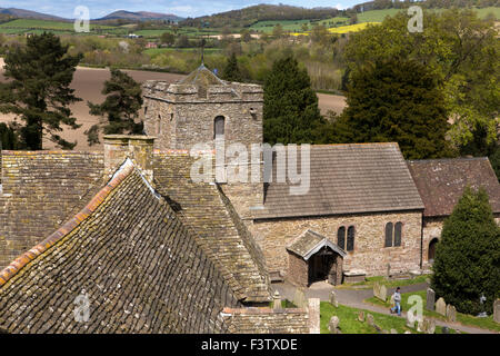 Craven Arms, Stokesay Castle, Shropshire, England, UK erhöhten Blick auf großen Hallendach und St. Johann Baptistenkirche Stockfoto